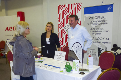 Gespräch beim Messestand &copy;&nbsp;ICS