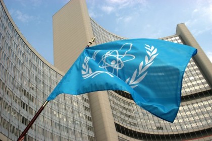 Flagge mit Wiener UNO Gebäude im Hintergrund