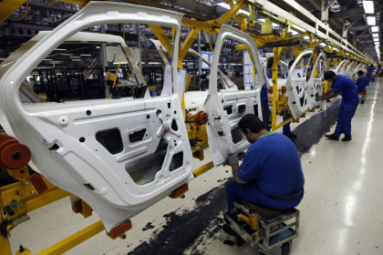 &copy;&nbsp;Iranian technicians work on parts for Peugeot 206 cars at the Iran Khodro auto plant, west of Tehran, on September 30, 2008. The chairman of Iran's biggest car maker accused France of "inappropriate policies", which he said are hampering joint ventures in a country where French manufacturers have a 40 to 50 percent market share. In July, IKCO, Iran's biggest car company, celebrated the 20th year of cooperation with Peugeot, whose 405 and 206 ranges it manufactures under licence. AFP PHOTO/BEHROUZ MEHRI        (Photo credit should read BEHROUZ MEHRI/AFP/GettyImages)