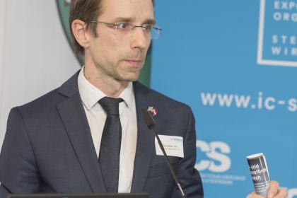 &copy;&nbsp;ICS: Brexit 04.03.2019  
copyright by Foto Fischer, Herrengasse 7 ( Altstadtpassage ),  8010 Graz, Tel.: 0043/ 316/ 82 53 22,  Fax DW4,
e-mail : 