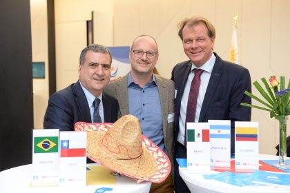 &copy;&nbsp;Foto Fischer | Robert Brugger (mitte) mit den beiden Keynote-Speakern Alexander Busch (re) und J. Humberto Lopez (li)