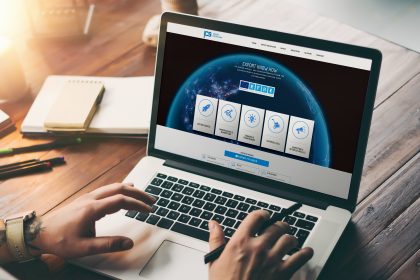 &copy;&nbsp;Male hands and laptop with blank screen. Mock-up of computer monitor. Copyspace ready for design or text.