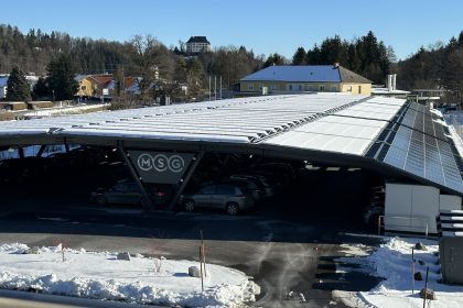 © Das Carport der MSG bietet den Mitarbeiter:innen nicht nur voll beschattete Parkplätze, sondern dient dank der Photovoltaik-Paneele am Dach auch der Gewinnung von Solar-Strom.